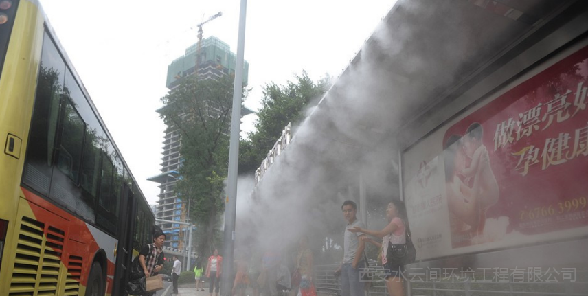 夏天公交站臺(tái)等車太熱！噴霧降溫來(lái)解決！